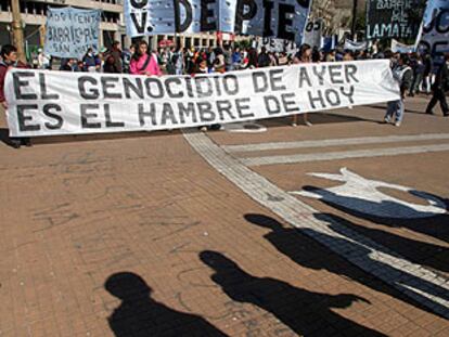 <i>Piqueteros</i> se manifiestan en la plaza de Mayo el pasado jueves con una pancarta que hace referencia a los desaparecidos durante la dictadura.