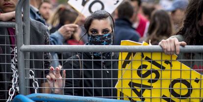 Una mujer en las vallas exteriores que protegen al Congreso de los Diputados durante la protesta del 25A.