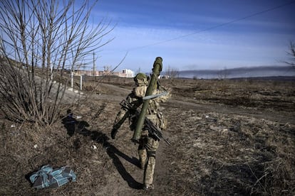 Un militar ucranio camina hacia la línea del frente en la ciudad de Irpin. Más de dos semanas después de que Rusia iniciara la invasión de Ucrania, el 24 de febrero, centenares de miles de civiles siguen atrapados bajo los bombardeos.