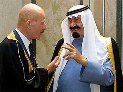 El jefe de la delegación iraquí, Ezzat Ibrahim, conversa con el príncipe Abdalá de Arabia Saudí en Beirut.