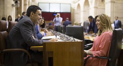 Mario Jim&eacute;nez y Susana D&iacute;az, antes de la sesi&oacute;n de hoy en el debate de la comunidad.