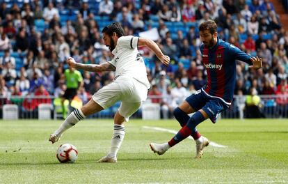 Isco y Campana, luchan por la pelota.