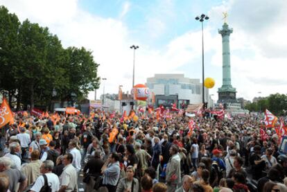 Manifestantes contra la reforma de las pensiones impulsada por Nicolas Sarkozy marchan en la plaza de la Bastilla de París.