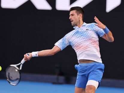 Novak Djokovic durante el partido contra Tommy Paul en la semifinal del Open de Australia, en Melbourne este viernes