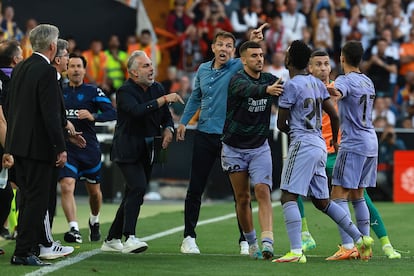 Vinicius Junior reacciona tras ser expulsado del partido de la Liga entre el Valencia y el Real Madrid, en Mestalla este domingo.