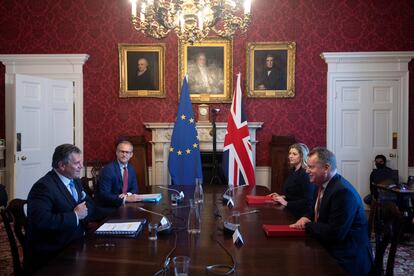 Maros Sefcovic (a la izquierda) y David Frost (derecha), durante una reunión en Londres el 9 de junio.