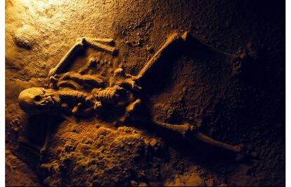 Bajo las Maya Mountains de Belice se esconde una puerta al inframundo: Actun Tunichil Muknal, la Gruta de la Doncella de Cristal, una caverna situada en el centro del país, cerca de San Ignacio, que fue usada por los mayas de finales del periodo clásico como centro ceremonial. La cueva fue descubierta en 1989, al igual que la llamada Doncella de Cristal, el esqueleto cubierto de cristales de cuarcita de una joven maya sacrificada allí hace cerca de mil años.