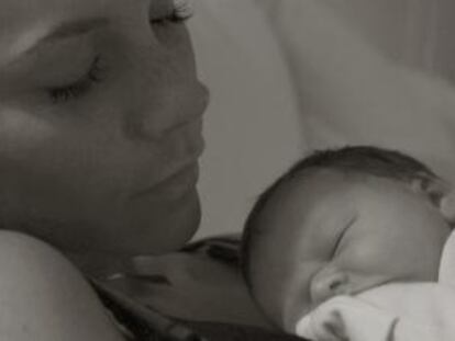 Recién parida, glamurosa y atendiendo a las visitas