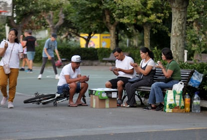 Varias personas juegan a las cartas en Getxo.