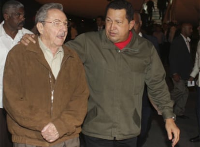 El presidente venezolano abraza a su par cubano este sábado, en el aeropuerto de La Habana