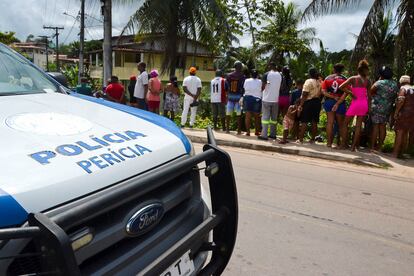 Pobladores observan el lugar donde nueve personas fueron encontradas sin vida, en Bahía.