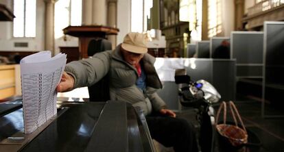 Un votante ejerce su derecho al voto en &Aacute;msterdam en las pasadas elecciones generales de marzo de 2017.