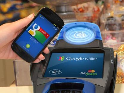 Un consumidor paga a trav&eacute;s de Google Wallet