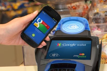 Un consumidor paga a través de Google Wallet