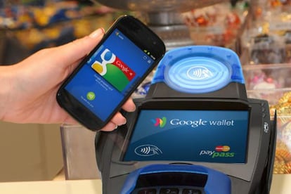 Un consumidor paga a trav&eacute;s de Google Wallet