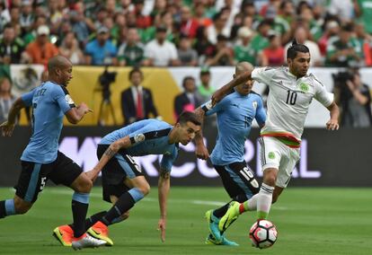 Corona conduce el balón ante Sánchez, Vecino y Pereira.