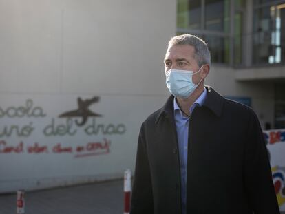 El consejero de Educación, Josep González-Cambray, en la escuela Turó del Drac de Canet de Mar.