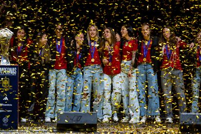 Jugadoras y cuerpo técnico de la selección española celebran en Madrid el triunfo en la Liga de Naciones.