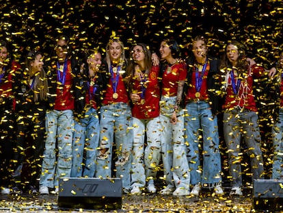 Jugadoras y cuerpo técnico de la selección española celebran en Madrid el triunfo en la Liga de Naciones.