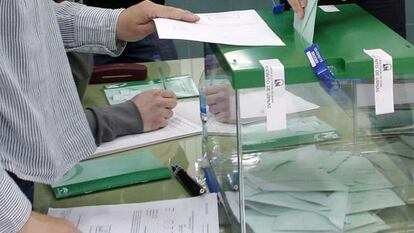 Una urna durante las pasadas elecciones del 25-M.