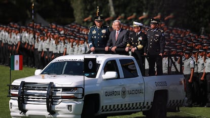 El presidente López Obrador pasa revista a los elementos de la Guardia Nacional.