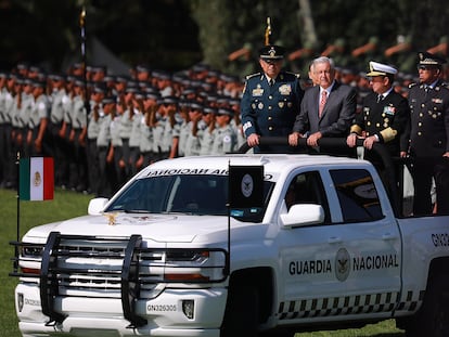 El presidente López Obrador pasa revista a los elementos de la Guardia Nacional.