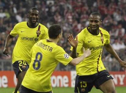 Touré corre a abrazar a Keita, a quien felicita Iniesta, tras un gol.