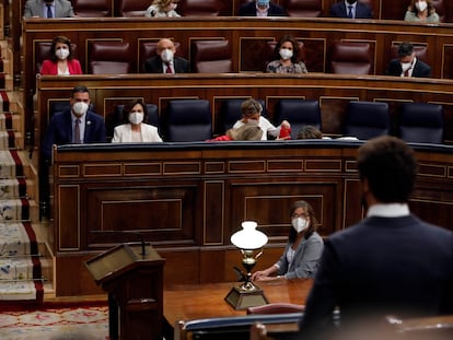 El líder del PP, Pablo Casado, se dirige al presidente del Gobierno, Pedro Sánchez, durante una sesión de control en el Congreso.