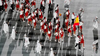 Representantes da delegação de Espanha desfilam durante a cerimônia inaugural dos Jogos Olímpicos de Tóquio 2020, nesta sexta-feira no Estádio Olímpico.