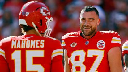 Patrick Mahomes y Travis Kelce, de los Kansas City Chiefs, durante un partido de la NFL, el 22 de octubre de 2023.