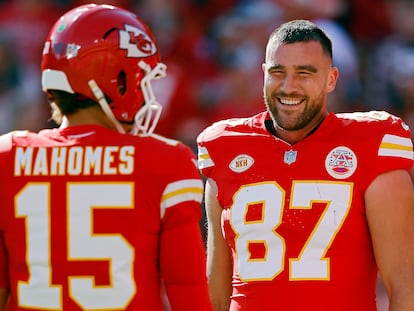 Patrick Mahomes y Travis Kelce, de los Kansas City Chiefs, durante un partido de la NFL, el 22 de octubre de 2023.