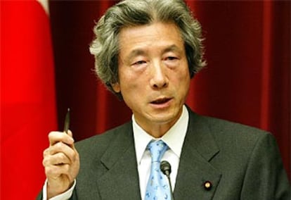 El primer ministro japons, Junichiro Koizumi, explica el plan para enviar 600 soldados a Irak.