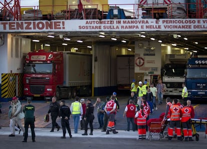Membres de la Creu Roja esperen els passatgers que van haver de desembarcar del ferri incendiat al Port de Palma.