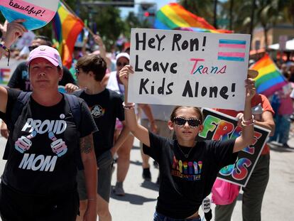 Participantes en la decimoquinta manifestación LGBTQ+ de Miami (Estados Unidos), el 16 de abril.