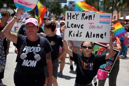 Personas participan en el 15º desfile anual Miami Beach Pride Celebration, el 16 de abril de 2023, en Miami Beach, Florida