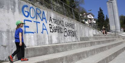 Pintadas de apoyo a ETA, en el barrio de Rezola de San Sebastian.