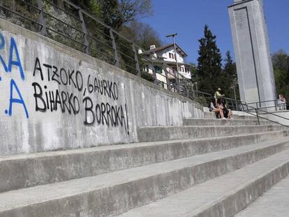 Pintadas de apoyo a ETA, en el barrio de Rezola de San Sebastian.