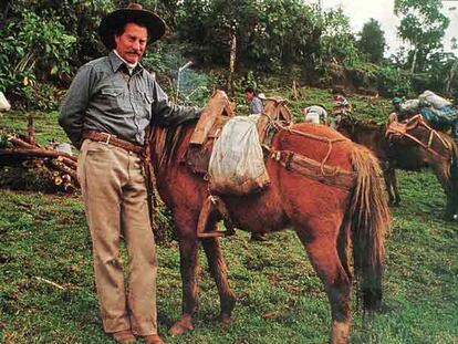 Gene Savoy, con su característico bigote de bandido y su sombrero Stetson, durante una expedición a Perú en 1985.