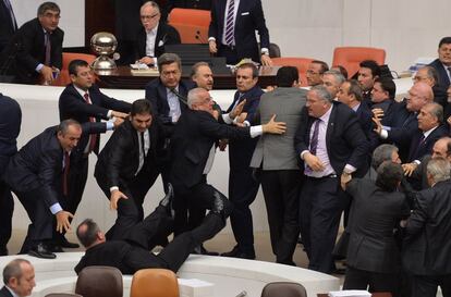 Parlamentarios turcos se enzarzan en una ri&ntilde;a durante el debate de una ley para incrementar las competencias de la polic&iacute;a. 