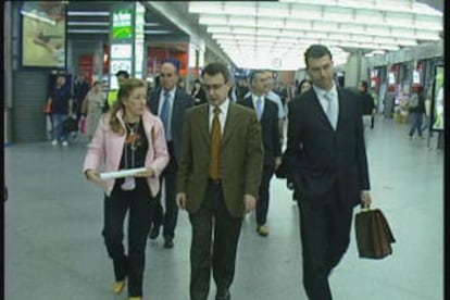 A la izquierda, la fiscal Olga Sánchez junto al juez Juan del Olmo, ayer en la estación de Atocha.
