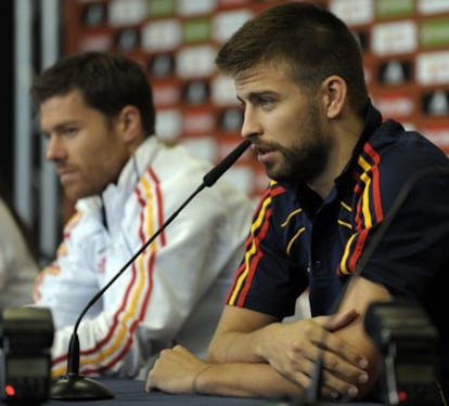 Gerard Piqué y Xabi Alonso durante la rueda de prensa.