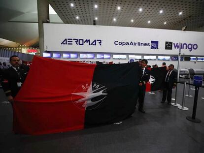 Empleados de Aeromar durante su informe de huelga, este jueves en el Aeropuerto Internacional de la Ciudad de México.