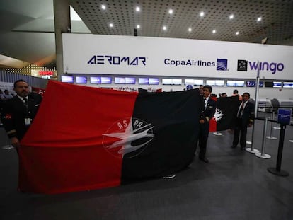 Empleados de Aeromar durante su informe de huelga, este jueves en el Aeropuerto Internacional de la Ciudad de México.