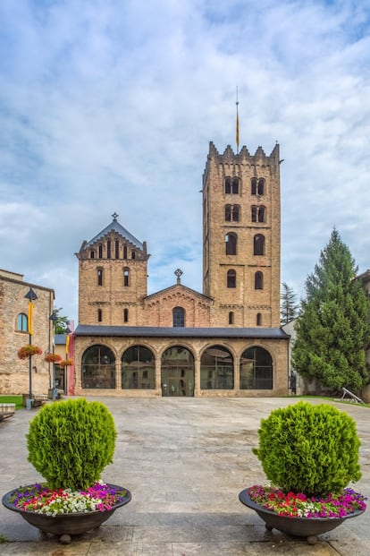 El extremo más oriental de los Pirineos, que se extiende hasta el cabo de Creus para hundirse en el Mediterráneo, parece dulcificarse a medida que se acerca al mar. En este Pirineo catalán encontramos uno de los grandes símbolos del románico pirenaico: el monasterio de Santa María de Ripoll (Girona). Erigido a partir del siglo IX, fue en su día uno de los más importantes centros culturales de toda Europa. Modificado y ampliado a lo largo de la historia, todavía sorprende su espectacular portada románica, esculpida a mediados del XIII con tal cantidad de escenas bíblicas que se la conoce como la “Biblia de piedra”. También conserva un bello claustro y en su interior reposan los restos de los condes de Besalú y los primeros condes de Barcelona, desde Guifré el Pelós a Ramon Berenguer IV. Tras la visita, se impone tomar un aperitivo en una de las terrazas de los bares de la Plaça de l’Abat Oliba para descansar, reponer fuerzas y contemplar tranquilamente la fachada principal del templo. <br></br> Más información: monestirderipoll.cat