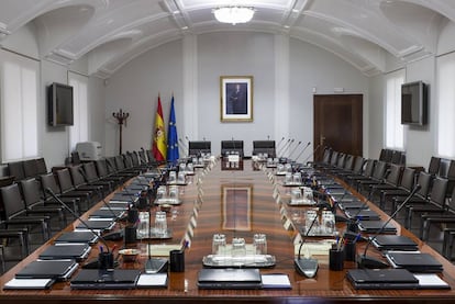 Mesa de la Comisión de secretarios de Estado y subsecretarios. Cada miércoles en ella se 'cocina' el Consejo de Ministros.