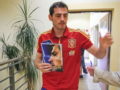 Casillas, con la versi&oacute;n polaca de su libro.