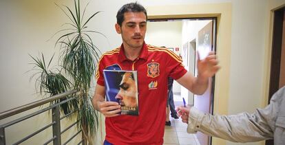 Casillas, con la versi&oacute;n polaca de su libro.