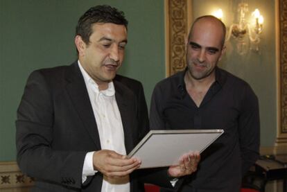 El teniente alcalde de Vigo, Santiago Domínguez, (a la izquierda en la foto) entregó ayer al actor Luís Tosar el nombramiento honorífico como <i>Embaixador do Casco Vello vigués</i>.