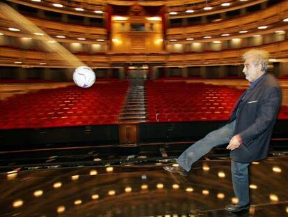 Plácido Domingo, a punto de rematar en el escenario del Teatro Real de Madrid, donde dirige <i>Madama Butterfly,</i> de Puccini.