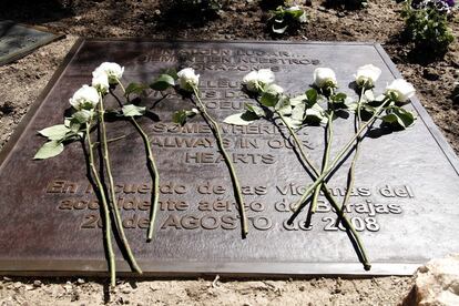 A floral tribute left at a plaque in the gardens of Terminal 2, at Barajas airport, on the occasion of the fifth anniversary of the accident.